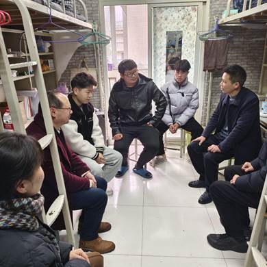 20230212分管领导李辉部长走访机电学院员工宿舍